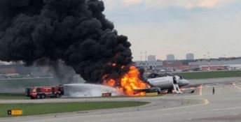 Mosca, aereo in fiamme sulla pista: 41 morti e decine di feriti